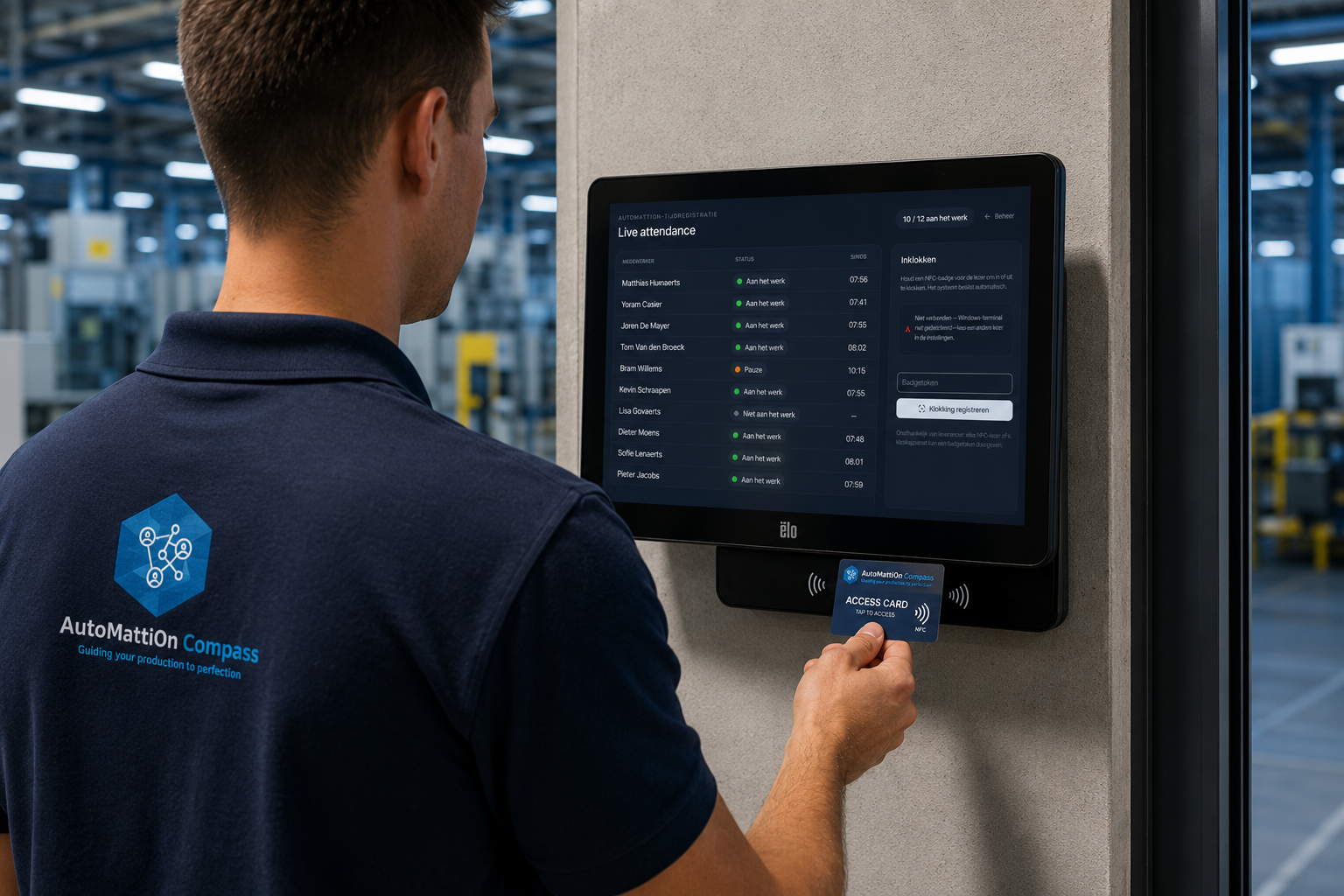 Medewerker tikt een AutoMattiOn access card tegen de NFC-lezer onder het live aanwezigheidsscherm aan de muur van de werkplaats